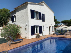 Charming 4 bedroom beach house with pool - La Costa Boubou